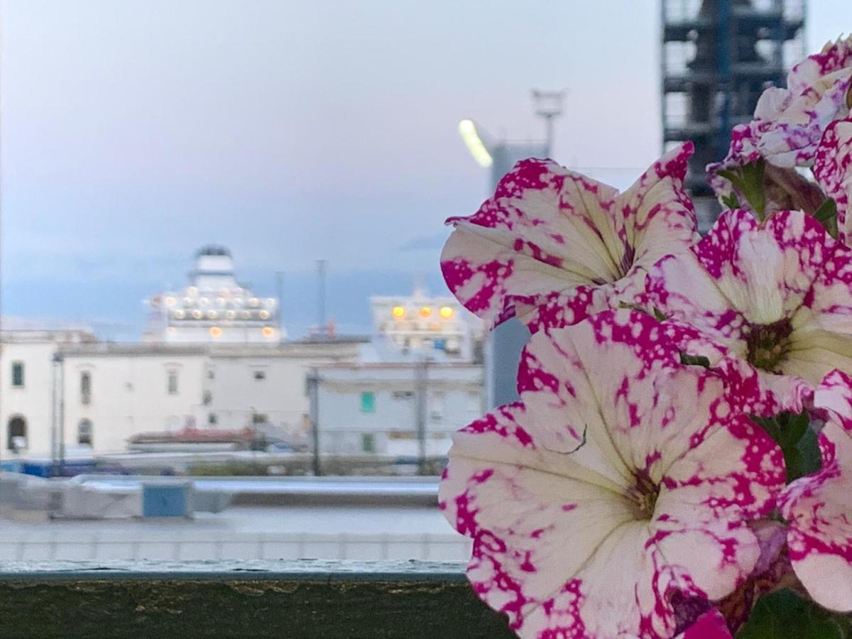 La Terrazza Sul Porto Lägenhet Neapel Exteriör bild
